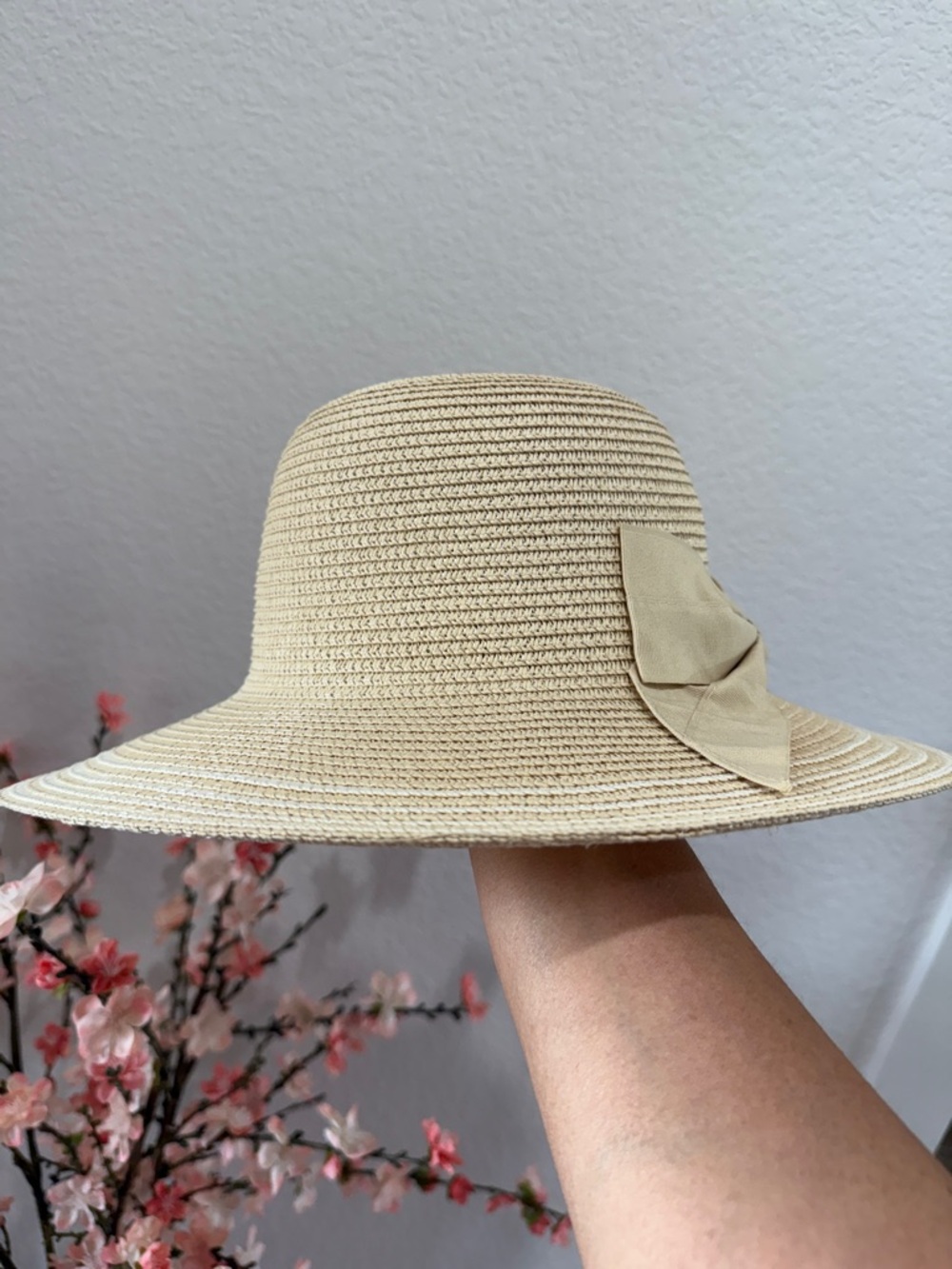 Classic Women's Wide-Brim Straw Sun Hat in Beige (New) Germany style.